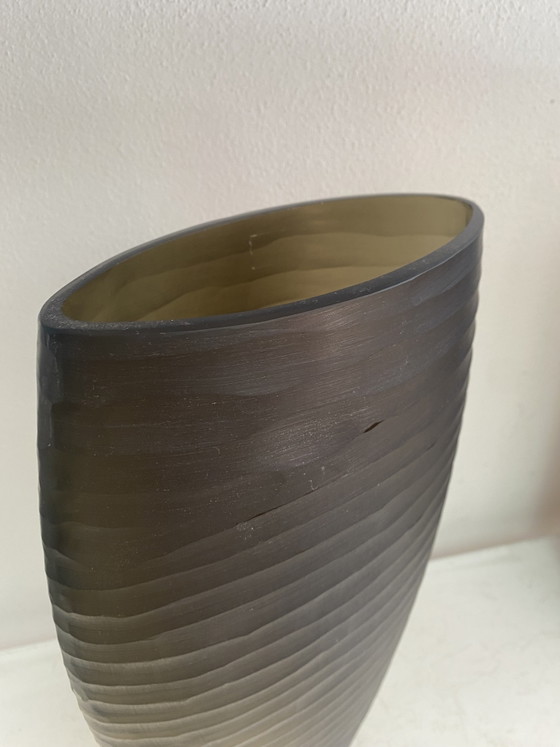 Vaso Decorativo Alto em Vidro Fumado – Design Ondulado – Vases, Glass (photo 3 of 5)