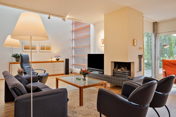 Image 1 of Table basse Arco en bois de cerisier rouge, élégante avec plateau en verre, datant de 1996.