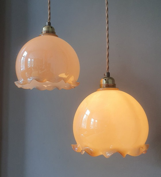 Image 1 of Ensemble vintage de lampes suspendues en opaline en forme de gobelet avec un éclat nacré.