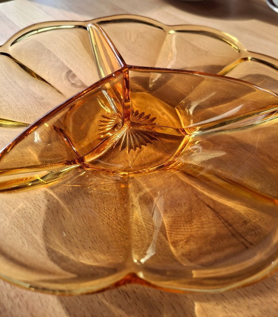 Image 1 of Geteilte Servierschale aus bernsteinfarbenem Pressglas im Mid-Century-Stil.