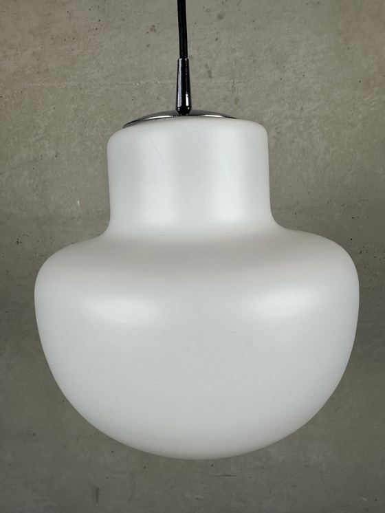 Image 1 of Suspension vintage 'champignon' en opaline - Peill & Putzler