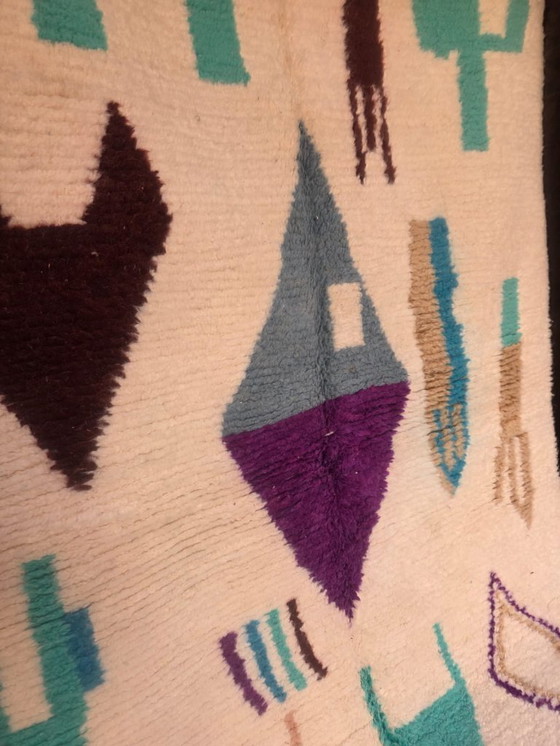 Image 1 of Abstrakter grün-cremefarbener Azilal-Teppich, 242 x 154 cm