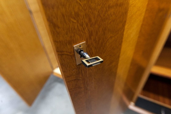 Image 1 of Französischer Kleiderschrank mit geschwungenen Beinen, 3 Türen, 1 Spiegel (27 x 130 cm) und 1 Schublade