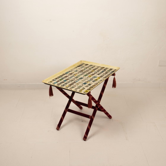 Vassoio araldico di Piero Fornasetti, montato come tavolo su base Foldes, anni '50 – Tavolini, Wood, Velvet (photo 12 of 20)
