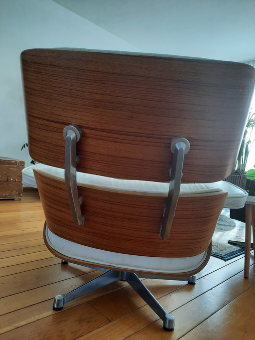 Chaise longue Eames en cuir blanc + Ottan (pouf)