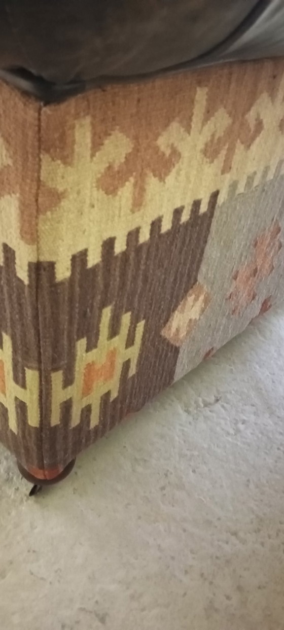 Divano designer Andrew Martin - Chesterfield Vera Pelle & Kelim (Kilim), Divani 3 posti, Marrone (foto 3 di 5)