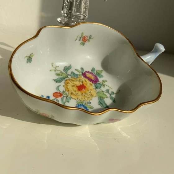 Image 1 of Coppia di antichi piatti giapponesi in porcellana Kutani a forma di foglia – Era Meiji/Taisho – Dipinti a mano e dorati