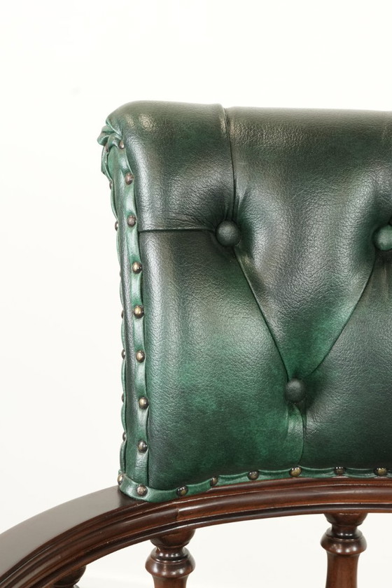 Image 1 of 2 sillas de escritorio/auxiliares Chesterfield de piel de vaca verde flameada al estilo inglés.