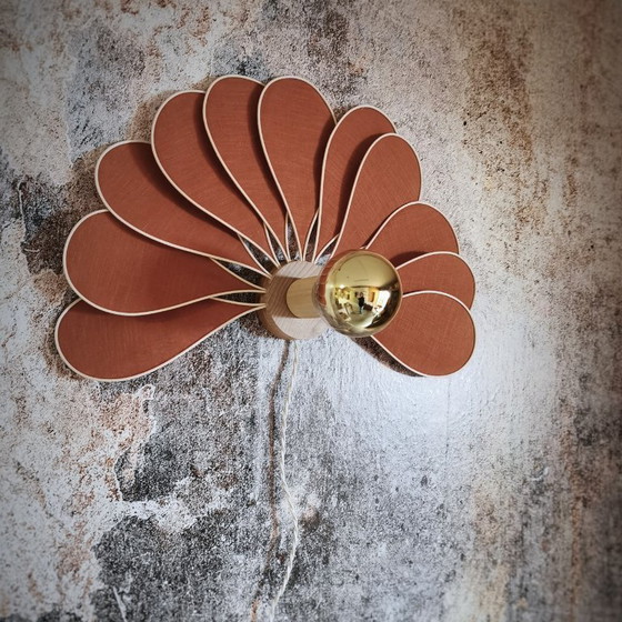 Image 1 of Applique murale, modèle Paon, 11 pétales en rotin et lin (teinte au choix)