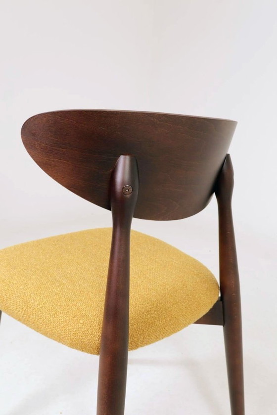 Image 1 of Set moderno di 4 sedie da pranzo, in bouclé color ocra e legno di faggio noce scuro.