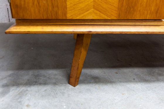 Image 1 of Französischer Kleiderschrank mit geschwungenen Beinen, 3 Türen, 1 Spiegel (27 x 130 cm) und 1 Schublade