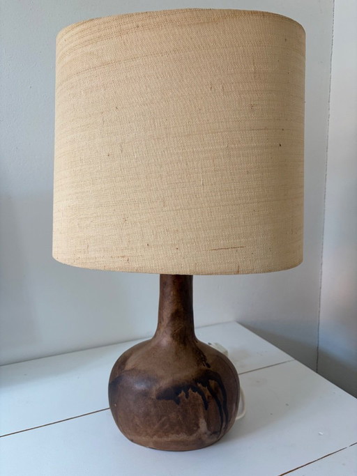 Lampada da tavolo in ceramica con paralume in rafia – ceramica d'autore, smalto opaco, anni '60/'70