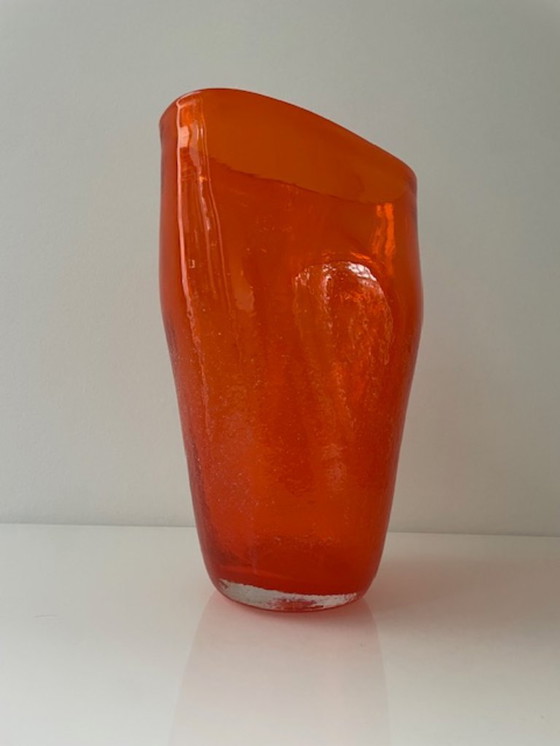 Image 1 of Jarrón soplado a mano en vidrio naranja intenso.