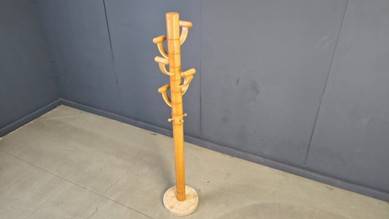 Image 1 of Perchero antiguo de travertino y madera de fresno, de Ettore Sottsass, década de 1980.