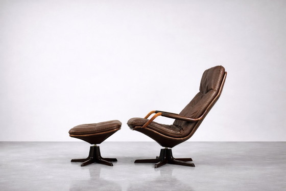 Image 1 of Vintage Mid-Century Danish Modern Brown Leather Adjustable Easy Chair & Ottoman Set from Berg Furniture, 1970s, Set of 2