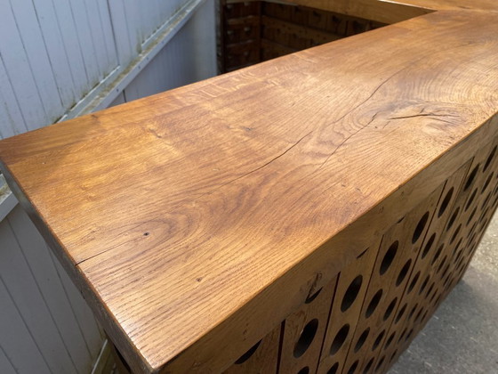 Image 1 of Barra esquinera en forma de L, de madera maciza de nogal, con mostrador/bar/zona de recepción de estilo profesional, circa 1950.