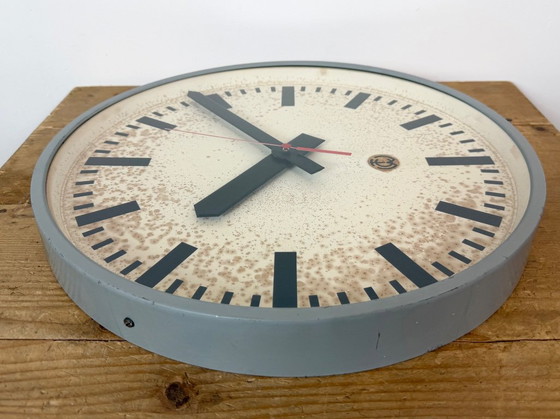 Grande orologio da parete industriale grigio da stazione di CTW, 1960 – Vetro, Ferro (photo 14 of 18)