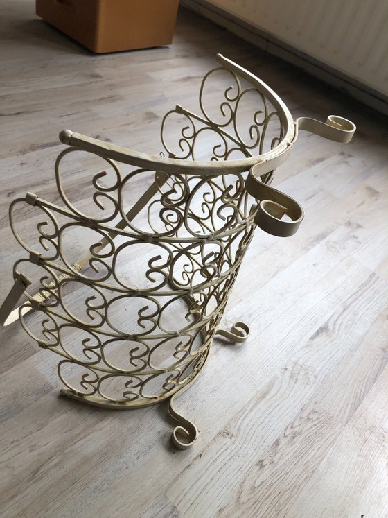 Image 1 of Tijdschriftenrek jaren 50  Cremekleurig draadstaal met sierlijke krullen ontwerp hoogte 25 breed 40 diep 30 hoogte hendel 45