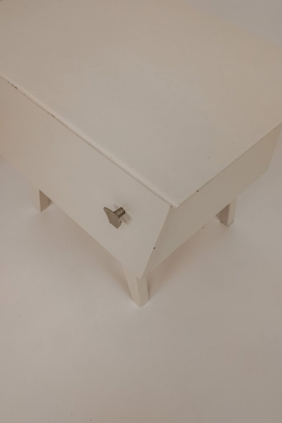 Image 1 of Set van 2 witgeverfde houten nachtkastjes, jaren 60