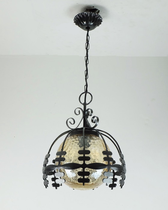 Image 1 of Exceptionnelle suspension en verre ambré des années 1970 avec structure en fer