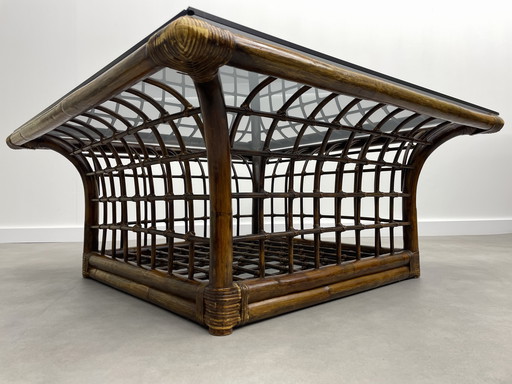 Table basse vintage en bambou avec plateau en verre