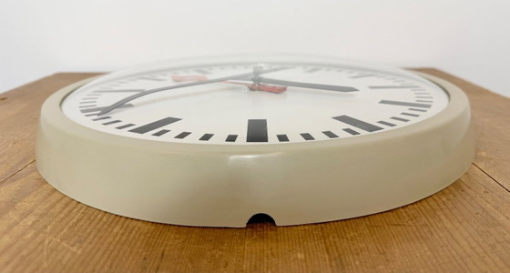 Image 1 of Grijze industriële wandklok uit Tennessee, jaren 60.