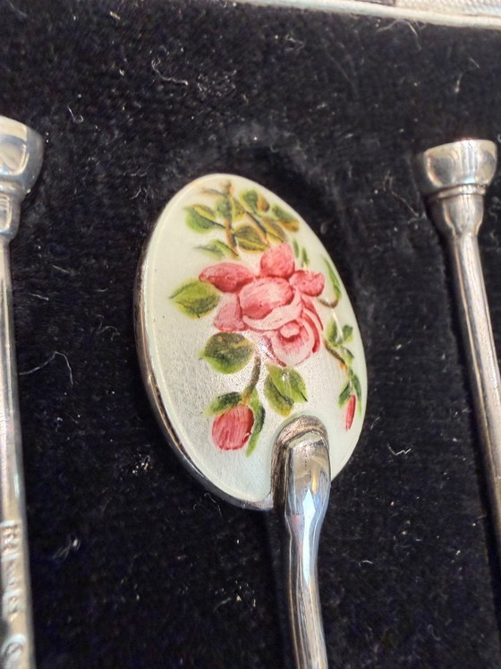 Henry Clifford Davis – 6 Cucharillas de Moka de Plata 800 con Esmalte – Proud’s – Inglaterra – 1959 – Sin (photo 9 of 18)