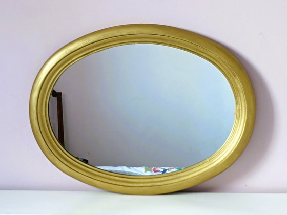 Image 1 of Specchio ovale con cornice in legno dorato