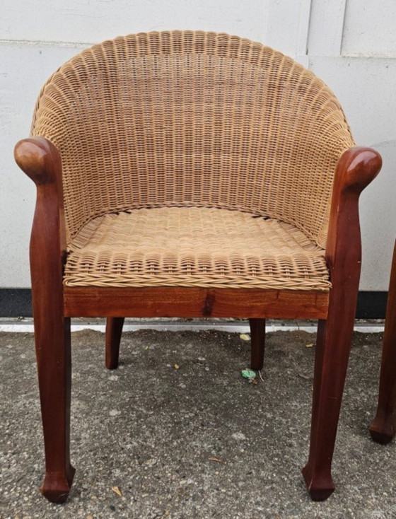 Image 1 of Set van 2 Koloniale Rotan Armstoelen – Hand gevlochten – Massief Houten Frame (Beuken/Mahonie)