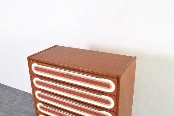 Cómoda de teca pintada a mano con estilo Op Art de mediados de siglo, década de 1960. – Wood (photo 14 of 17)