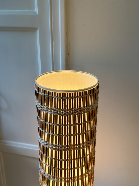 Lámpara de pie de mediados de siglo con pantalla cilíndrica de madera, años 60-70. – Lámparas de pie, Metal (photo 7 of 11)
