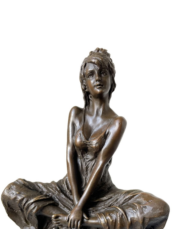 Image 1 of Statue en bronze d'une dame sur un tabouret de bar