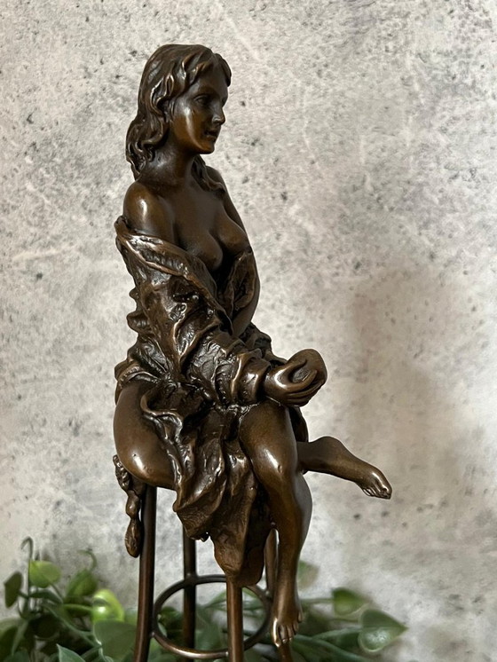 Image 1 of Bronzestatue einer Dame auf einem Stuhl mit einem Apfel