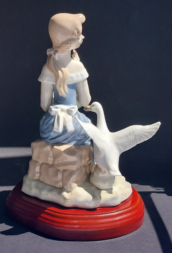 Image 1 of Large porcelain figurine: Lady with a goose and basket of flowers