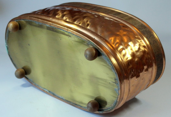 Image 1 of Belle jardinerie en cuivre avec fond en laiton sur pieds en bois - Vintage