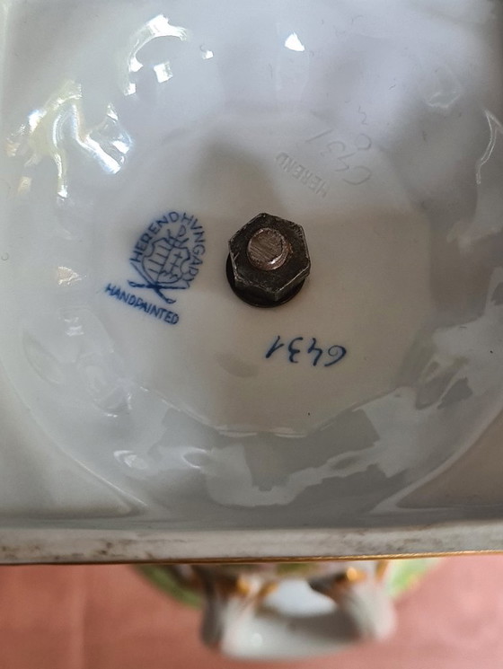 Image 1 of Herend Queen Victoria vaas met handvatten op voet- 24-karaats gouden accenten.