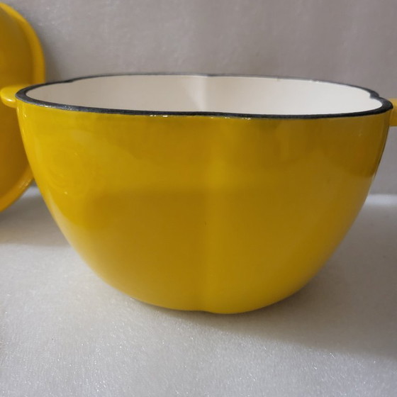 Image 1 of Enamelled cast iron casserole dish, yellow bell pepper