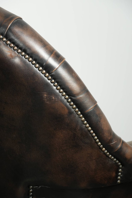 Image 1 of Grote bruine rundleren vintage chesterfield bureaustoel in hoogte verstelbaar en draaibaar op wieltjes met siernagels 