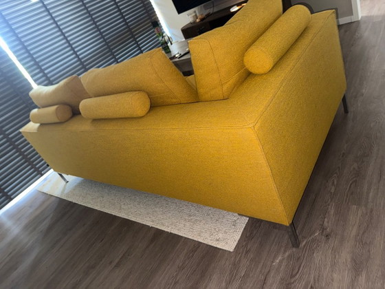 Splendido divano Aikon a 3 posti, disponibile in pronta consegna – Giallo Girasole 🌻 – Design on Stock (photo 9 of 16)