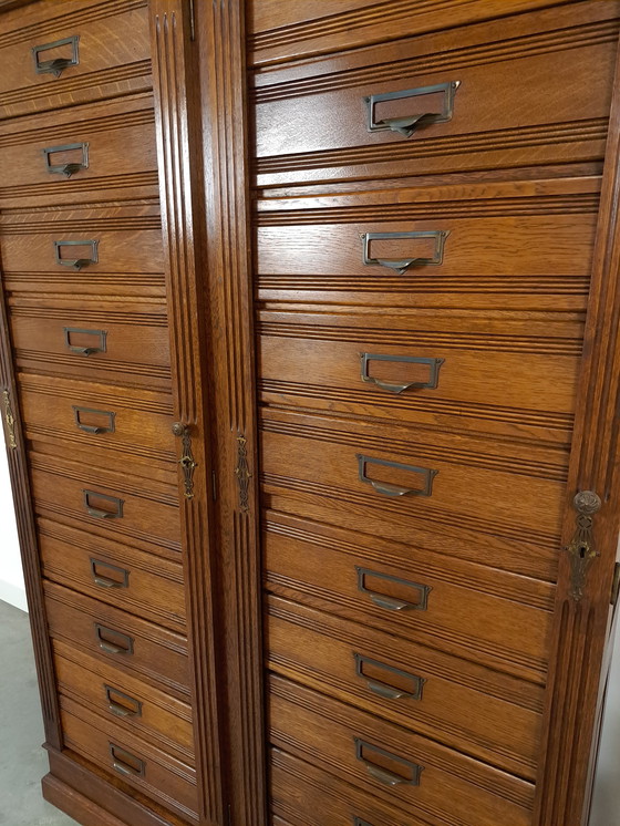 Image 1 of Ancienne commode d'archives en bois