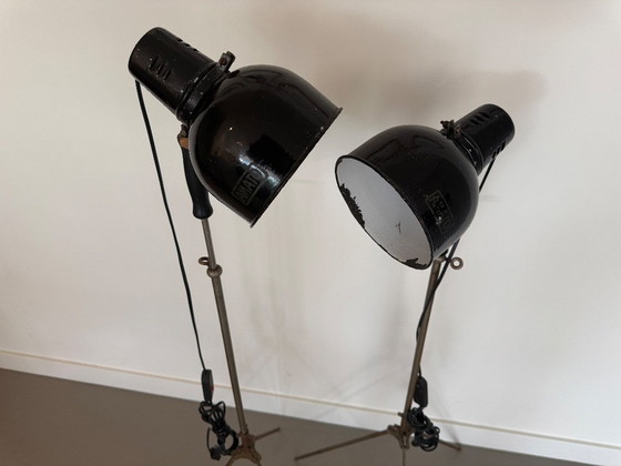 Image 1 of 2 vintage geëmailleerde lampen op statief