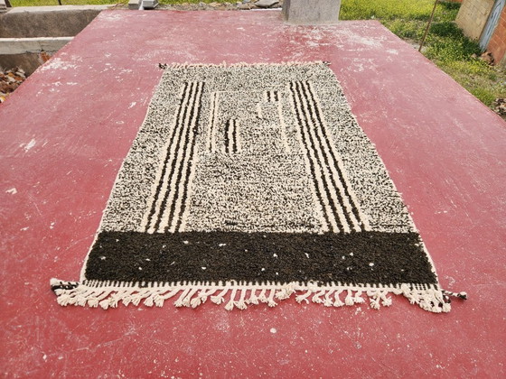 Image 1 of Graphic Beni Ouarain Rug 236x152 cm – Handmade Moroccan Wool Carpet – Black & Ivory Berber Design