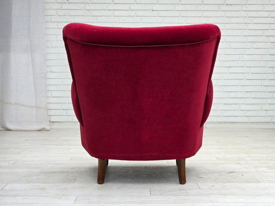 Image 1 of Fauteuil danois des années 60, velours d'ameublement rouge cerise, pieds en bois de hêtre.
