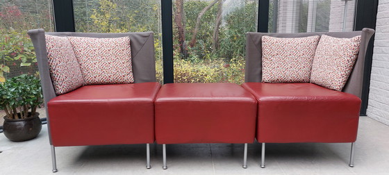 Image 1 of Zwei Montis Scene Sessel mit Ottomanen. Rot mit Anthrazit und attraktiven Kissen.