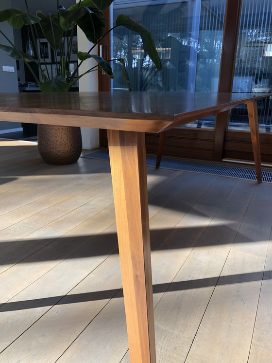 Image 1 of Table de salle à manger en noyer massif huilé