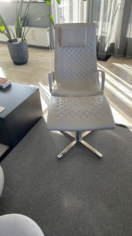 Image 1 of Sillón Sede con reposapiés color crema.