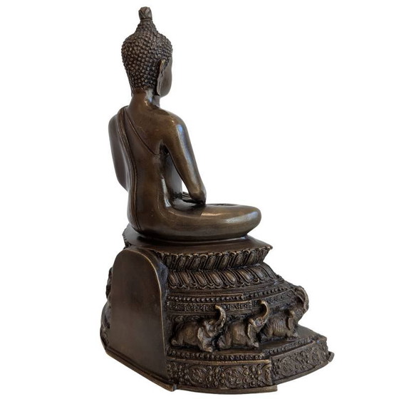 Boeddha in meditatie op olifantenvoetstuk – kavel 143 – Beeldhouwkunst (photo 4 of 10)