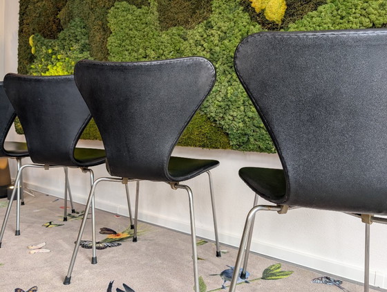 Image 1 of Tavolo Arne Jacobsen 3601 + 4 sedie Butterfly 3107 | Prima edizione