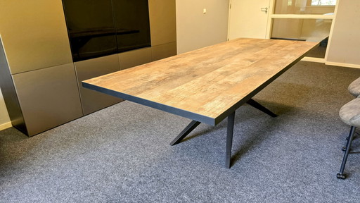 Mascaro Dining Table in Excellent Condition