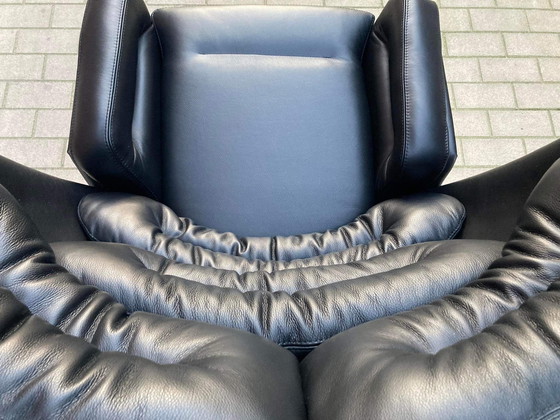 Image 1 of 2 chaises Joe Colombo Elda en cuir noir et fibre de verre blanche